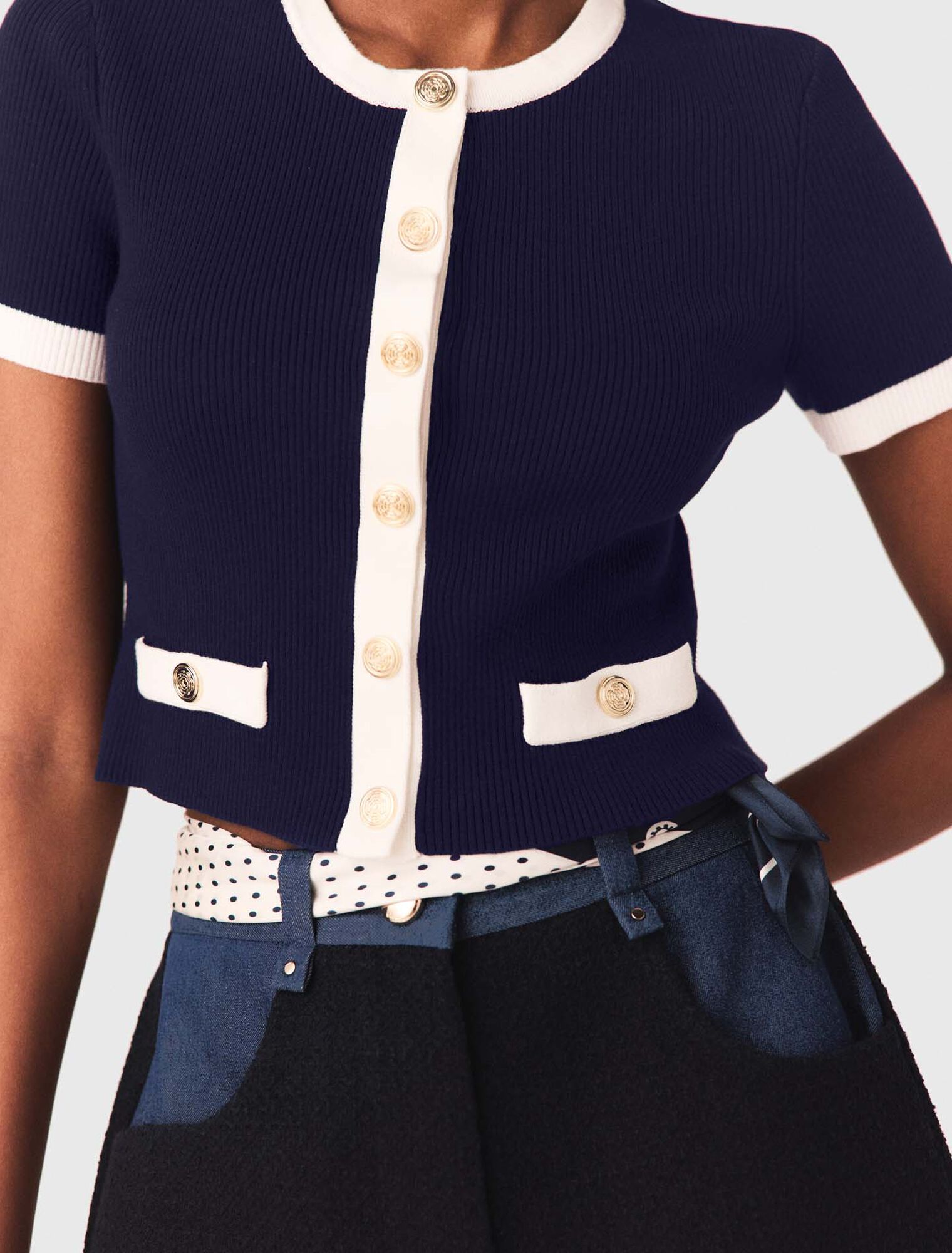 C&aacute;rdigan corto con detalles contrastados