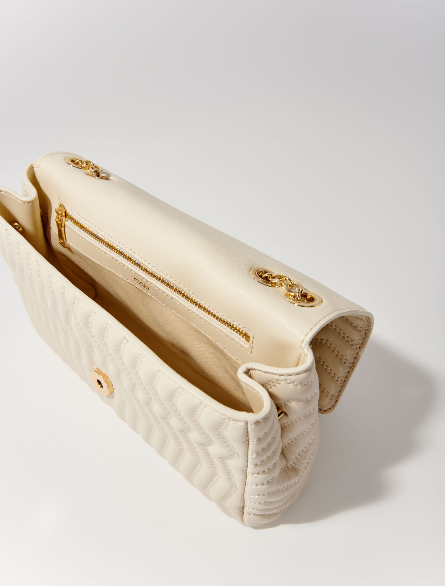 Bolso de piel con cadena