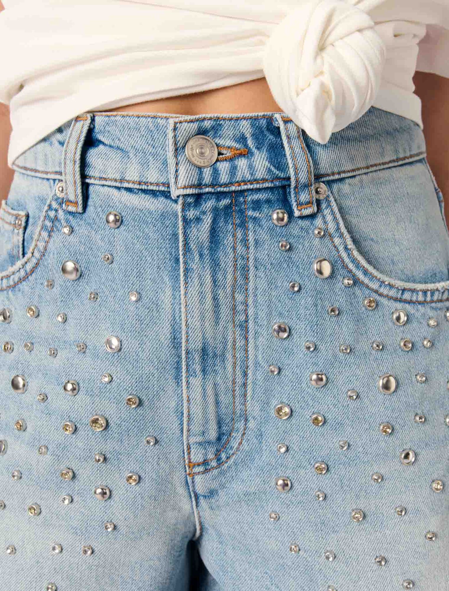 Pantalón corto vaquero con tachuelas