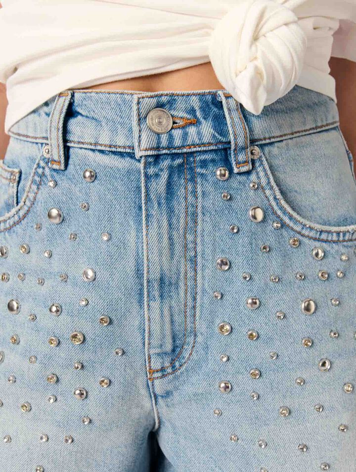 Pantalón corto vaquero con tachuelas