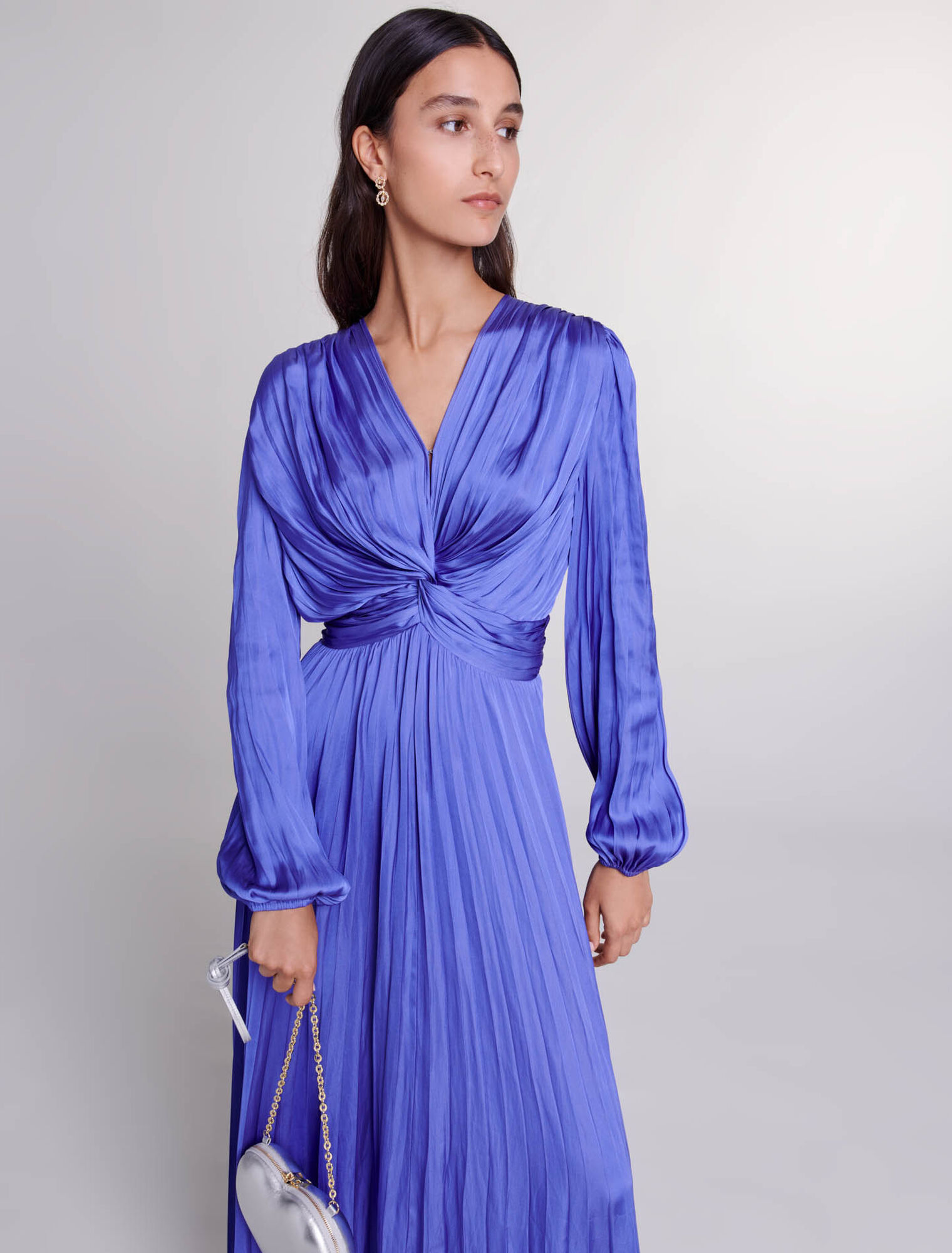 Vestido largo satinado y drapeado
