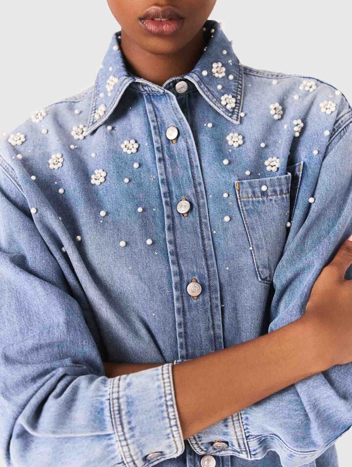 Camisa vaquera con perlas bordadas