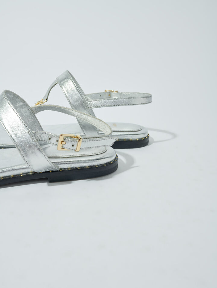 Sandalias con tiras de piel plateadas