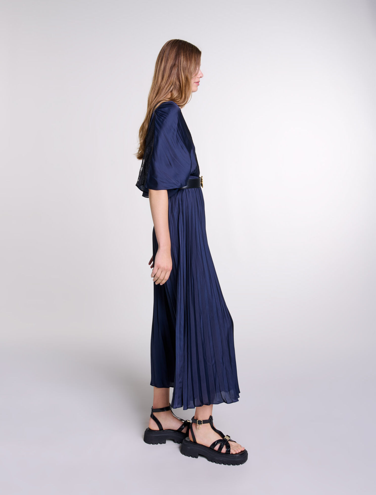 Vestido largo plisado con encaje