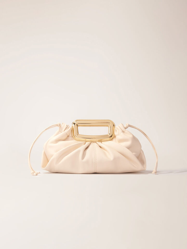 Clutch de piel con asa de metal