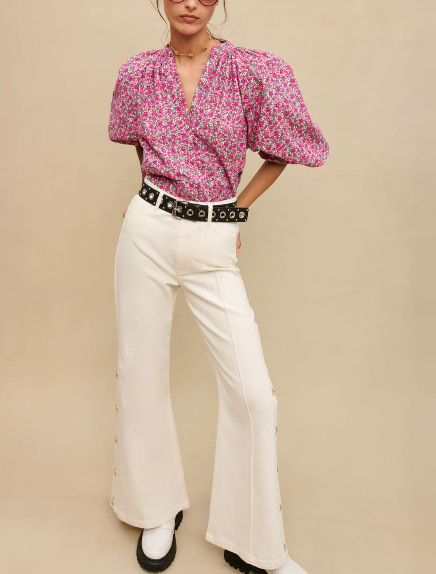 Pantalón ancho con botones laterales