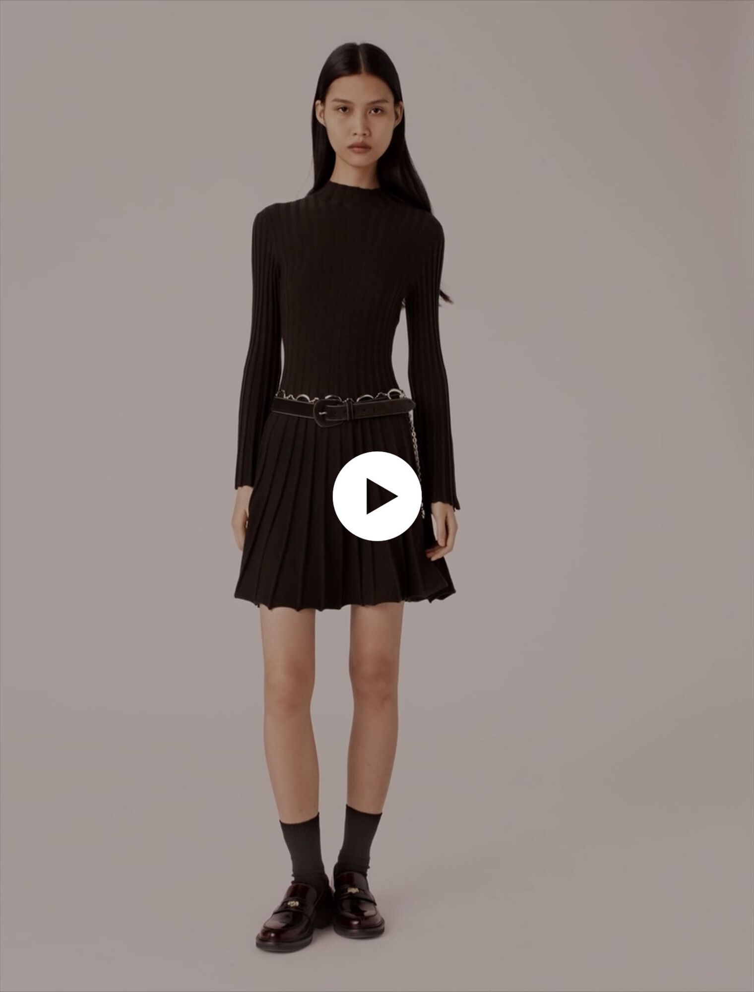 Vestido corto patinador con cuello alto