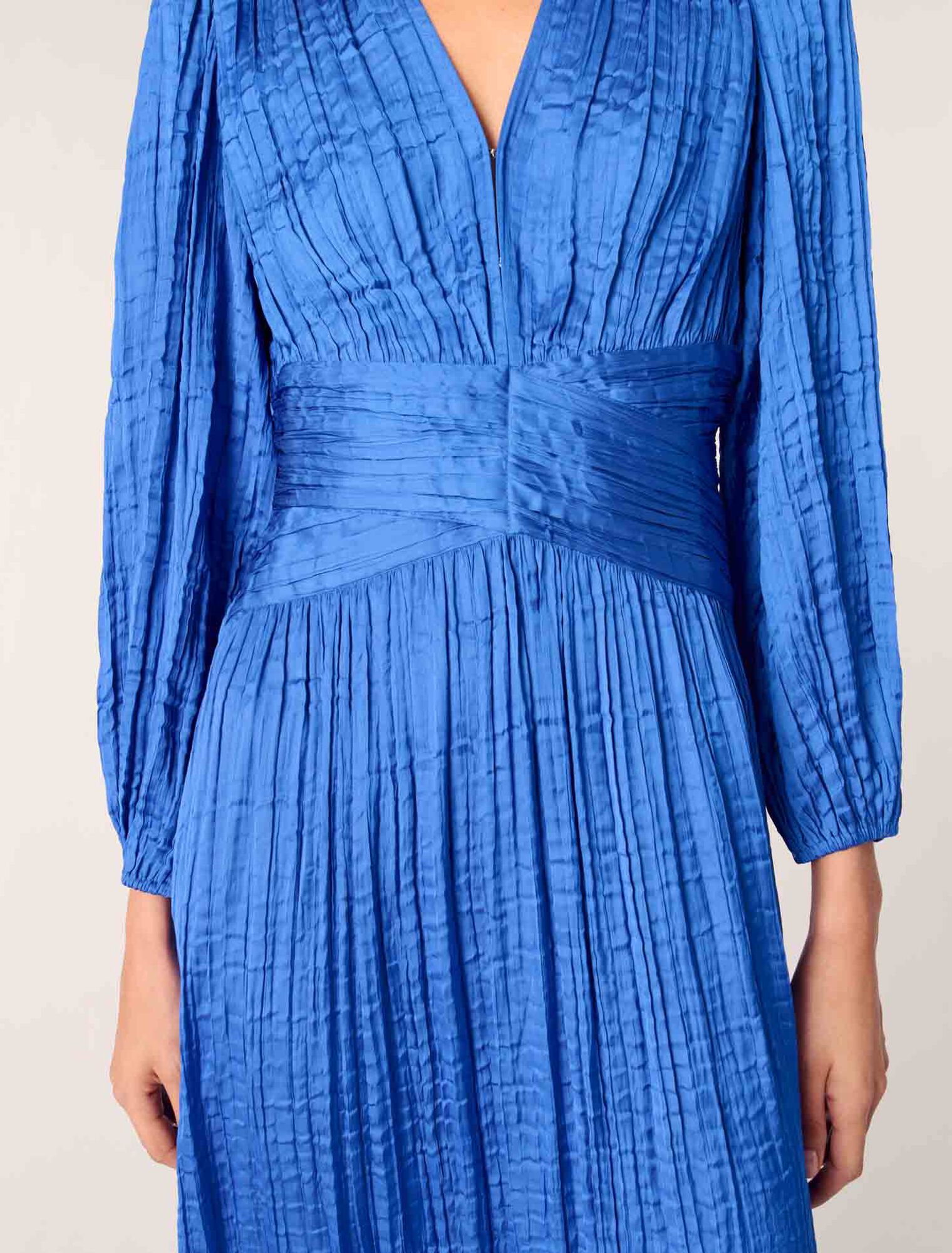Vestido largo satinado y plisado