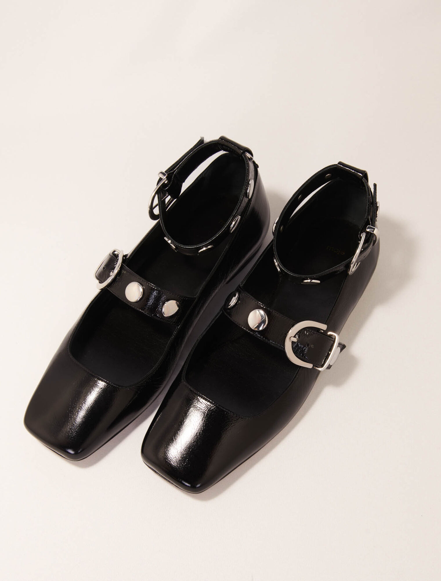 Babies de cuero con tachuelas