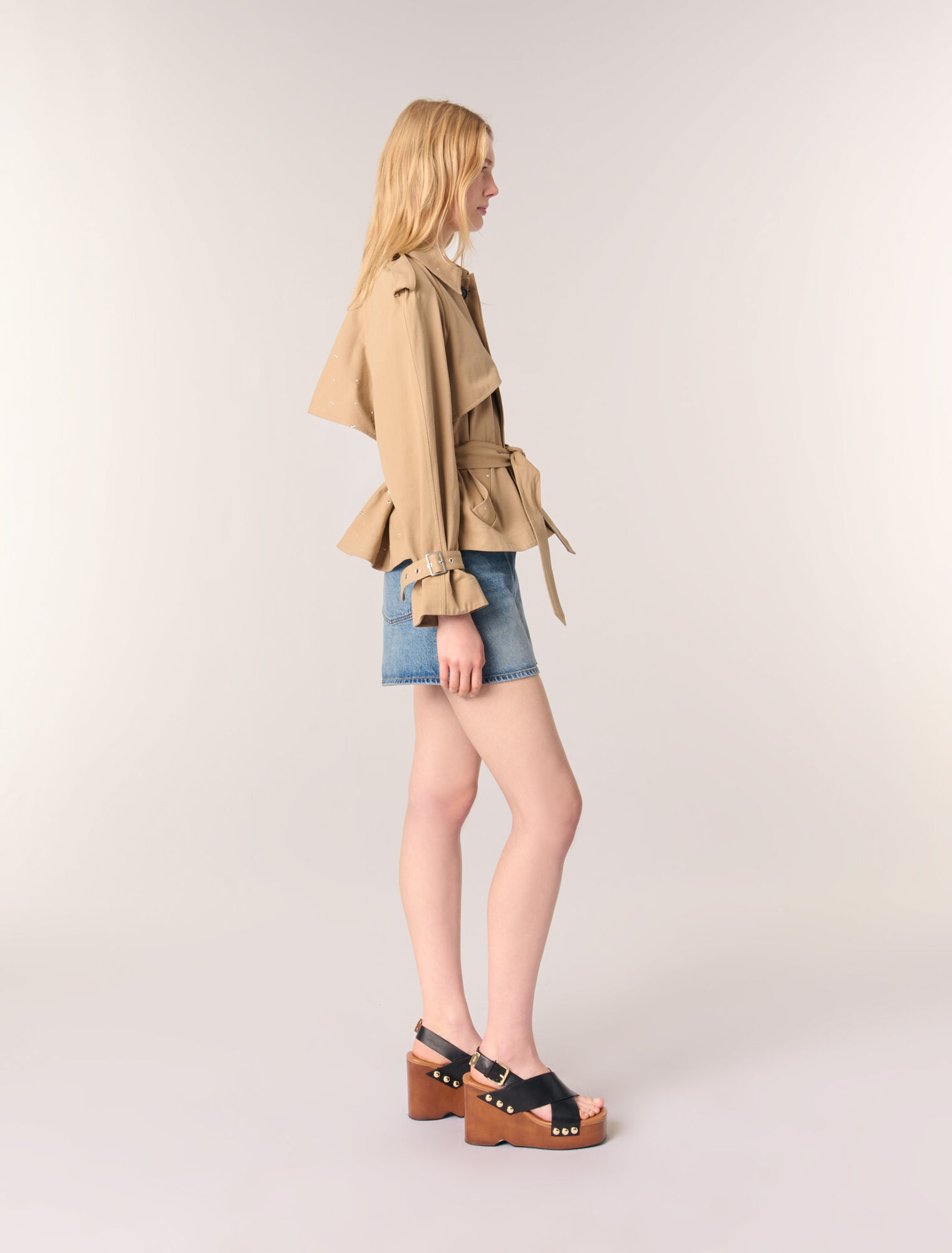Gabardina corta con tachuelas