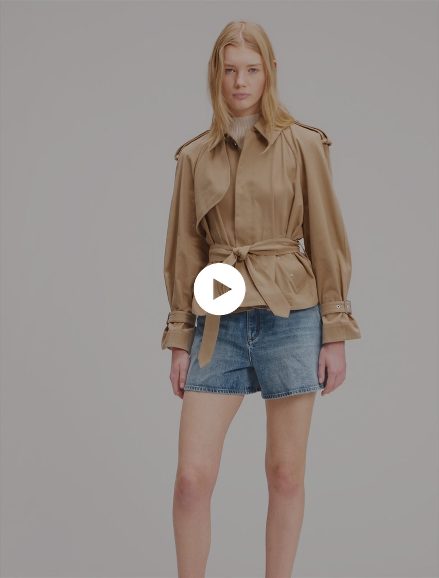 Gabardina corta con tachuelas