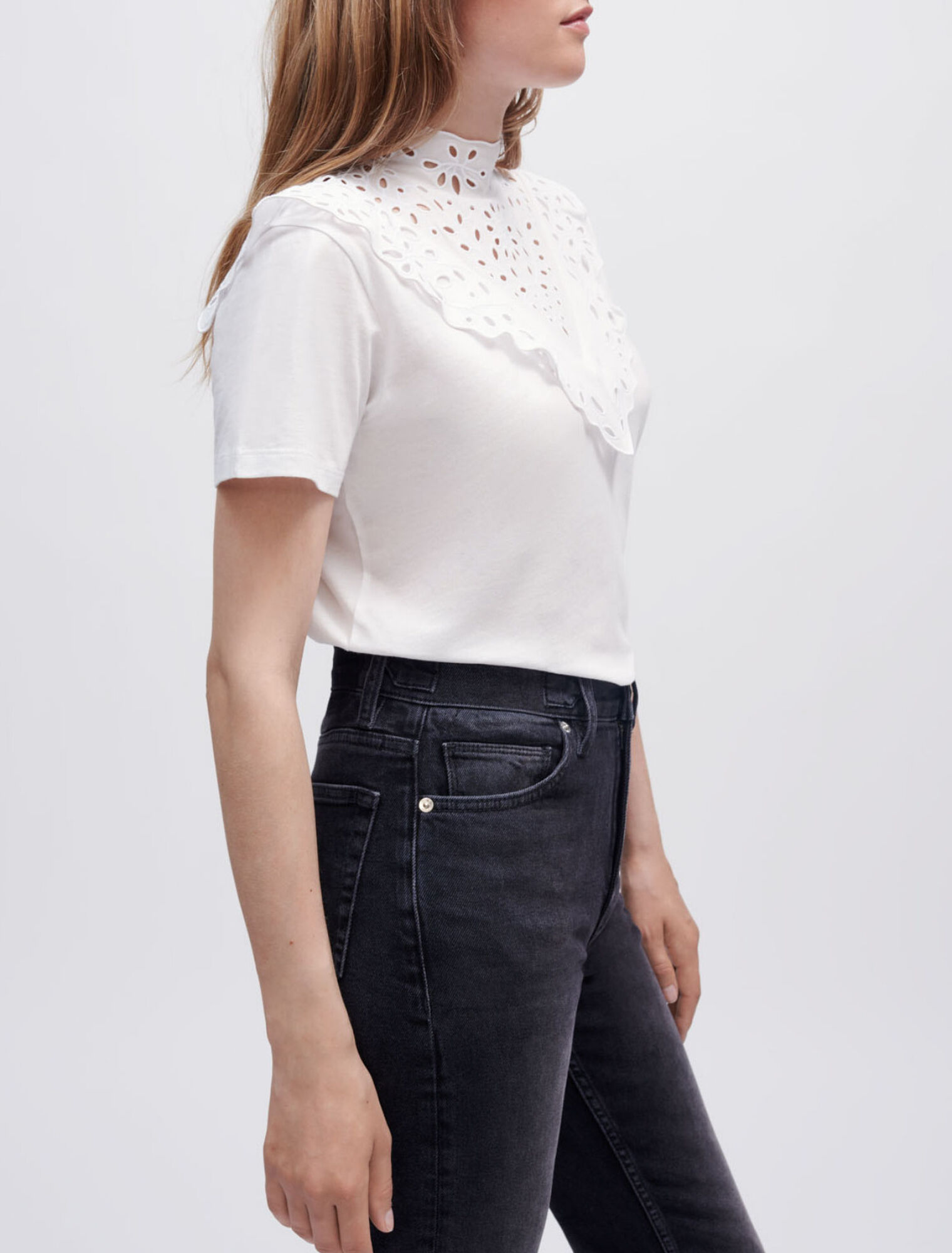 Camiseta con bordados y volantes
