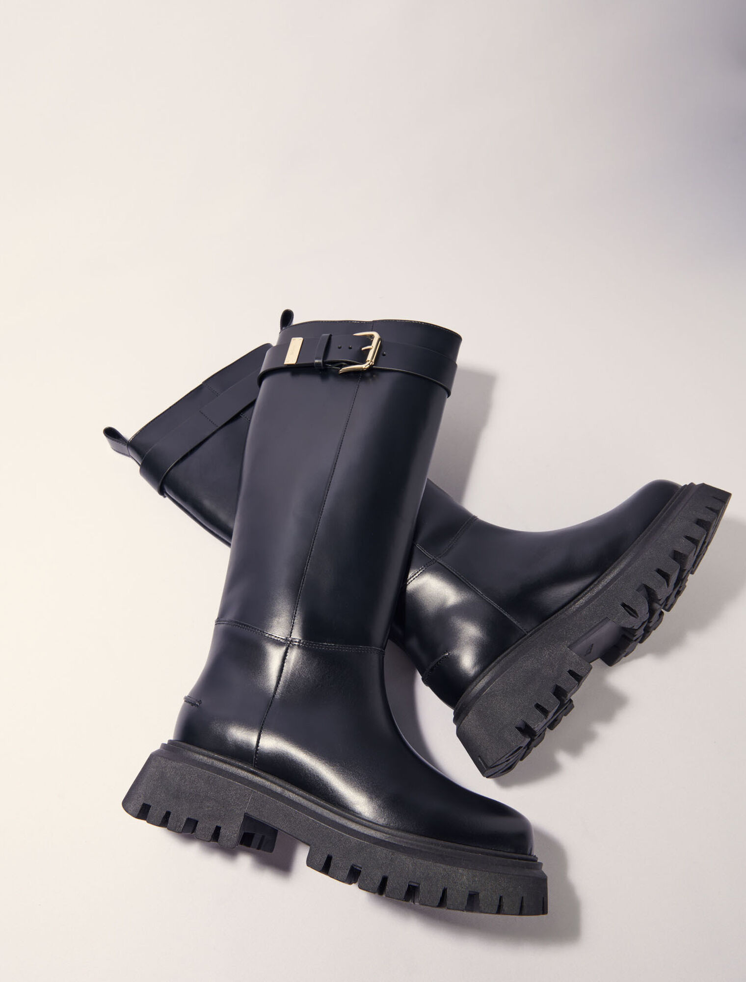 Botas de cuero con hebilla