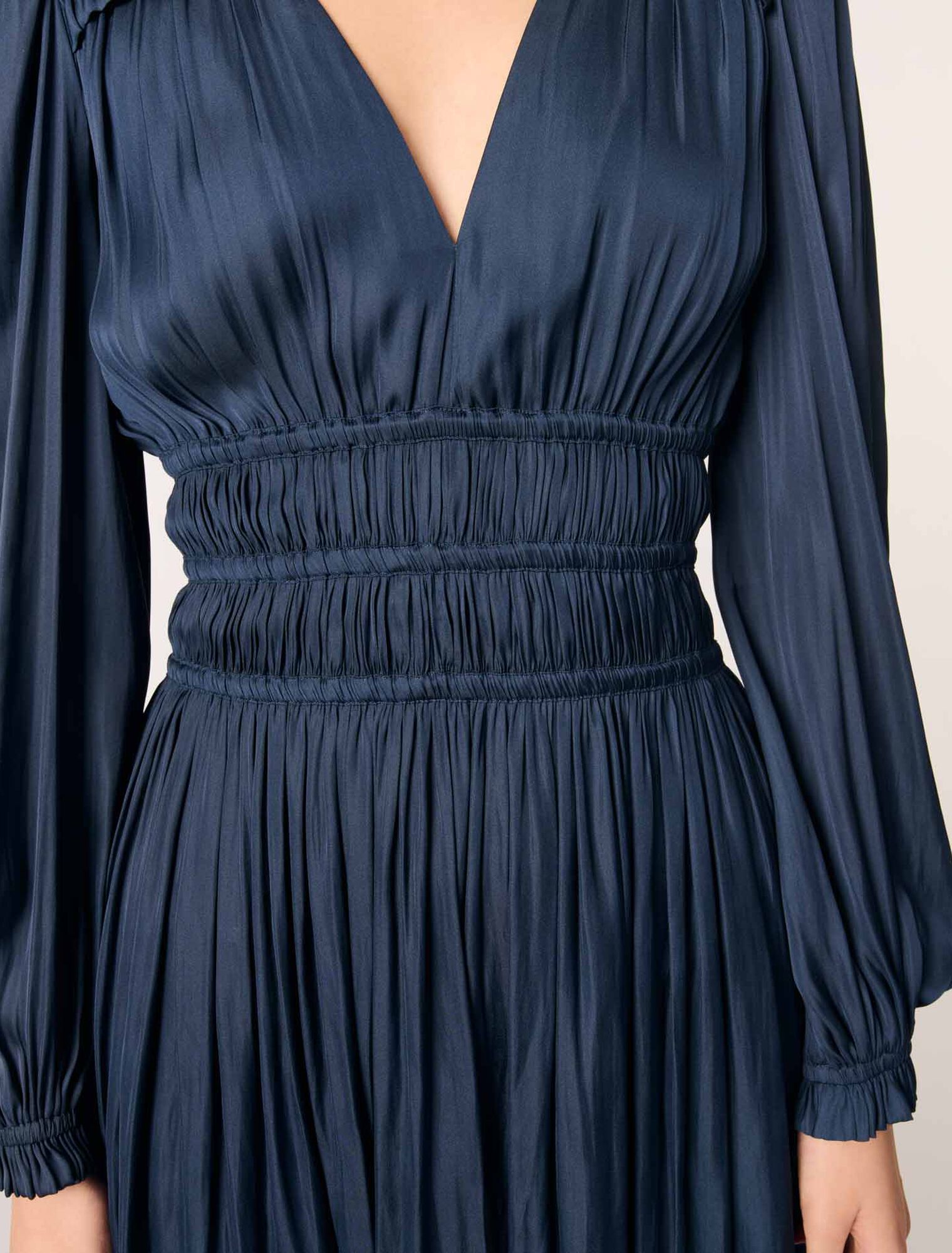 Vestido corto de raso con volantes