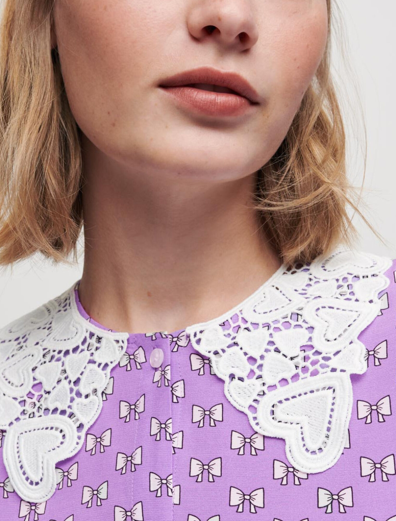 Camisa con lazo y cuello de guipur