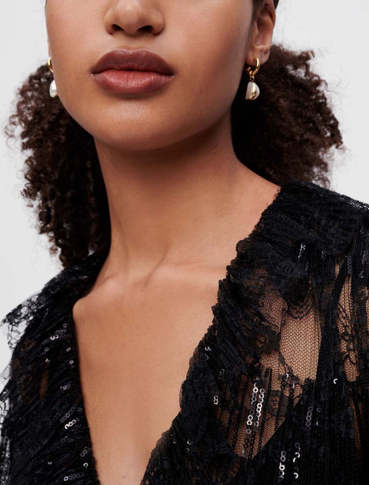 Vestido negro de encaje plisado