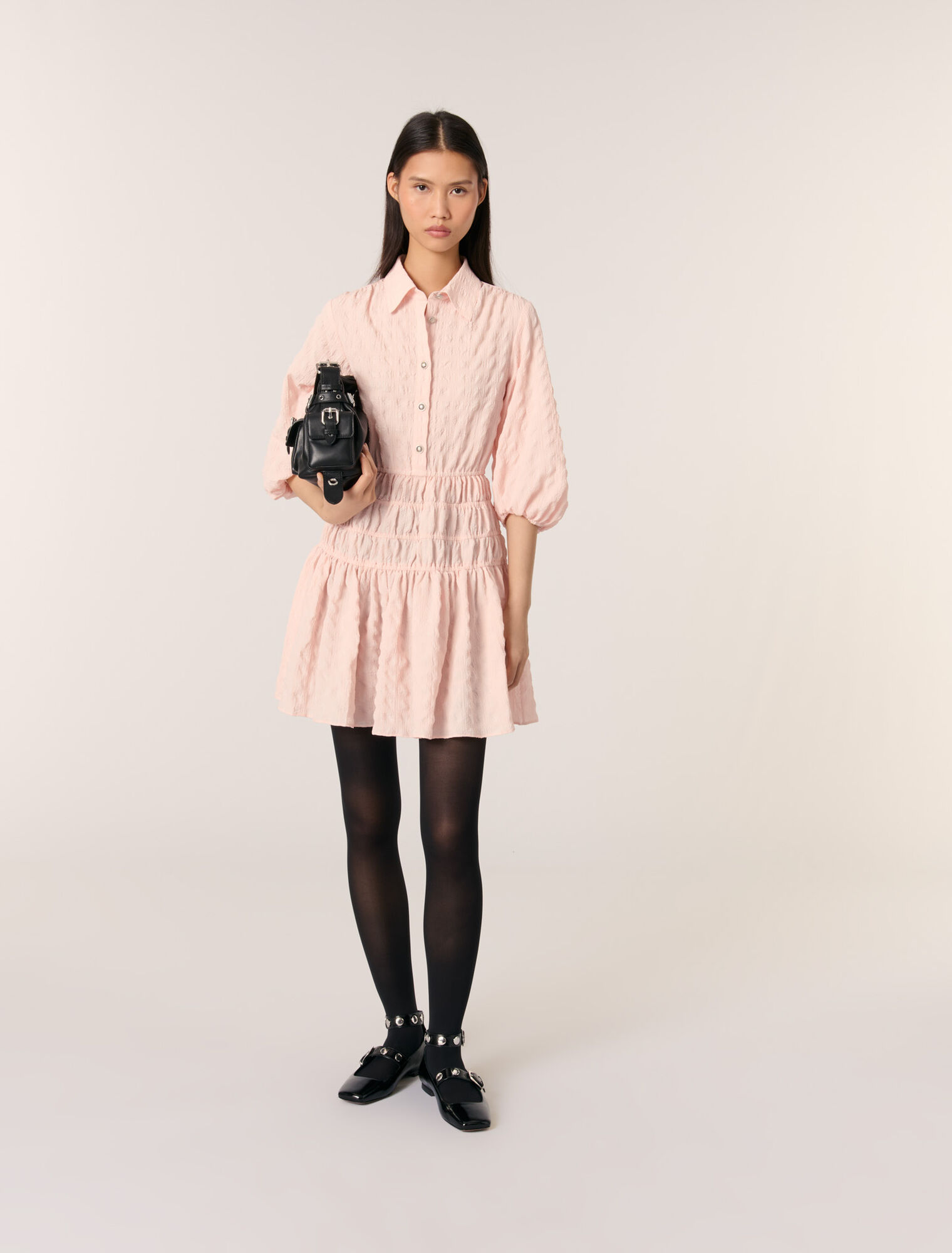 Vestido corto plisado y satinado 