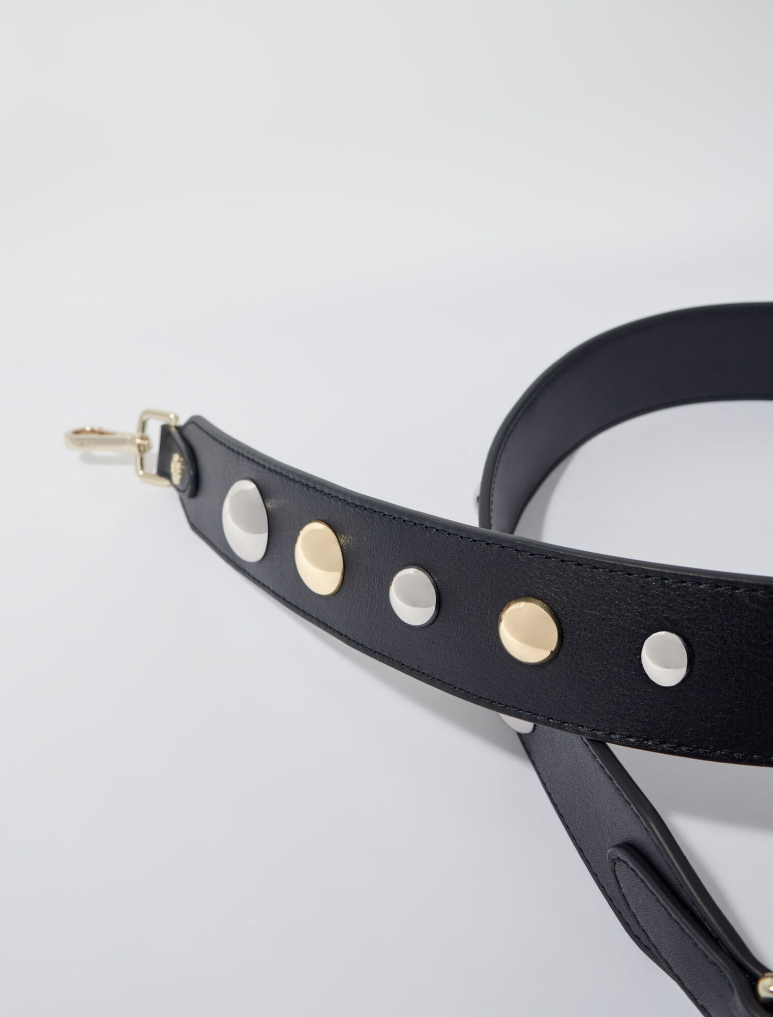 Bandolera de cuero con tachuelas