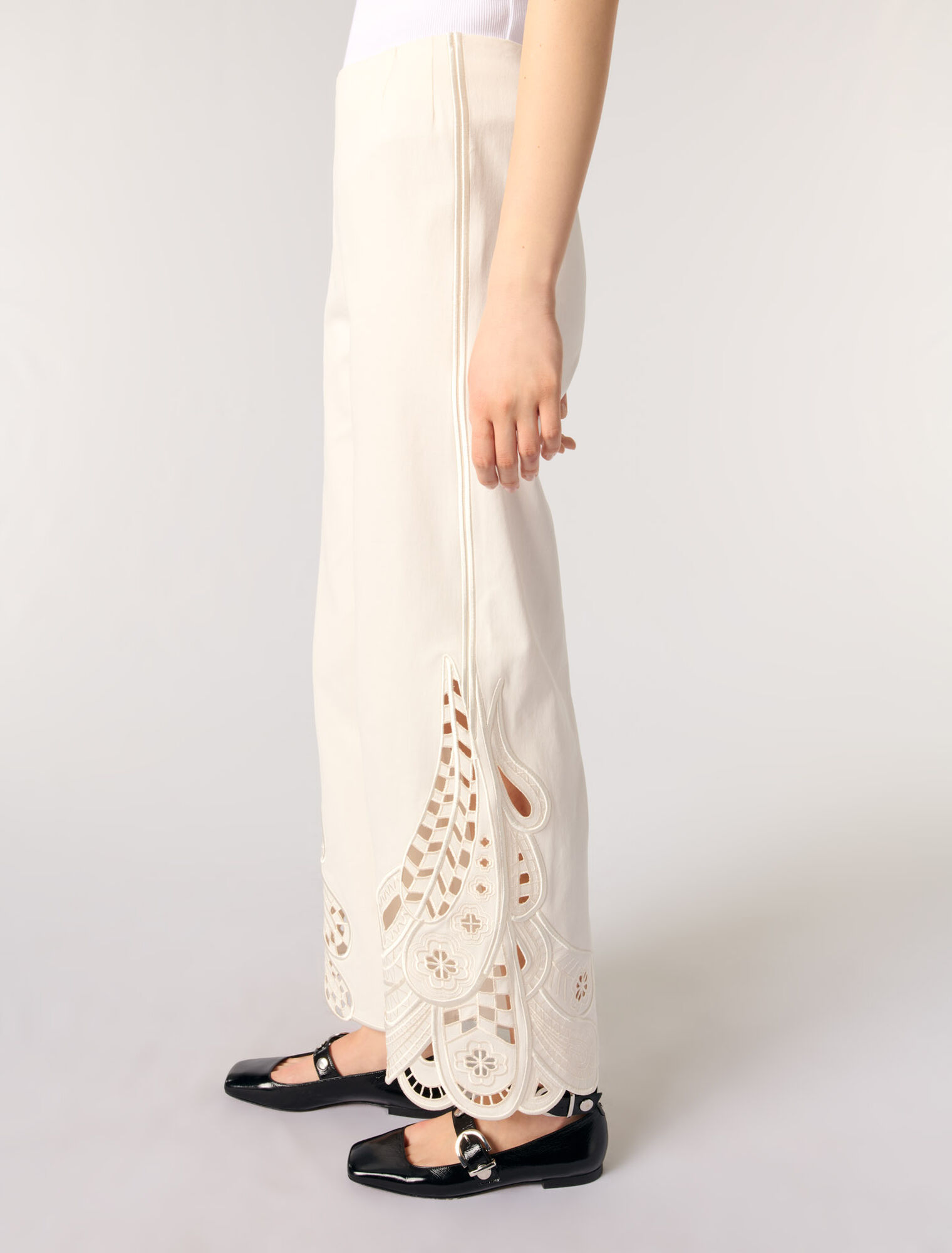 Pantalón bordado