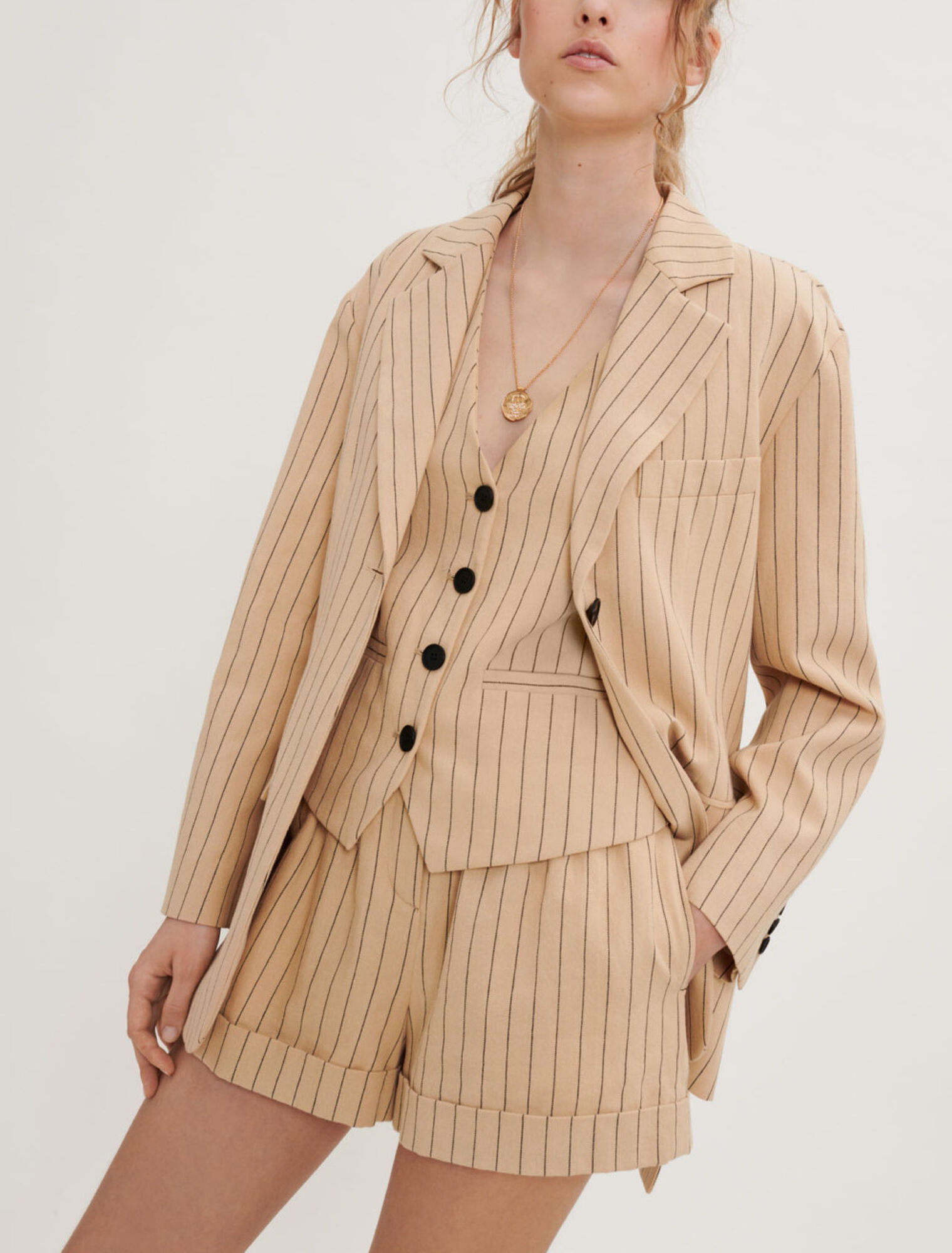 Chaqueta de rayas con cinturón