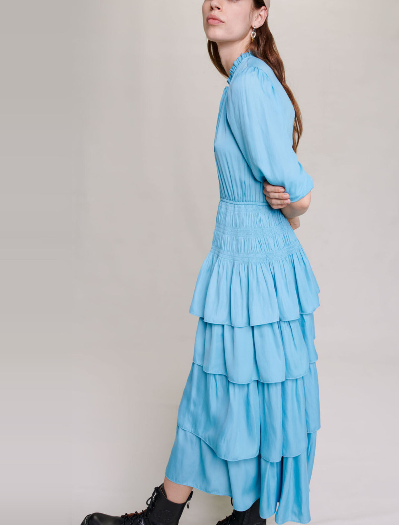 Vestido largo de raso con volantes
