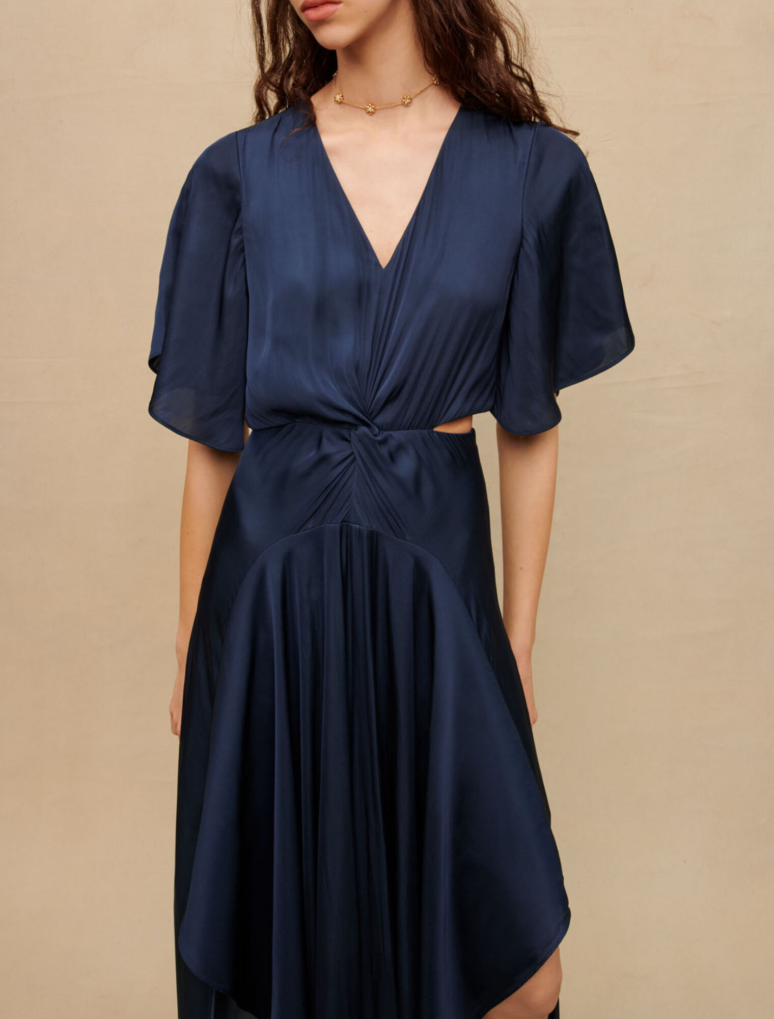 Vestido pañuelo de raso fluido