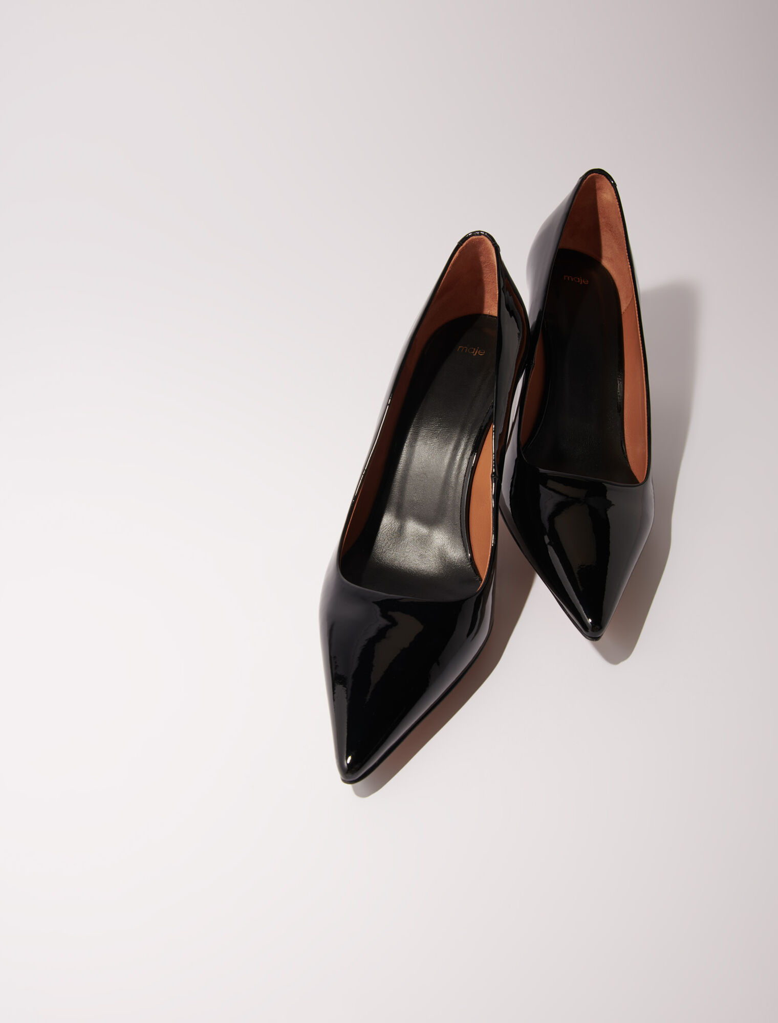 Tacones de punta fina de cuero