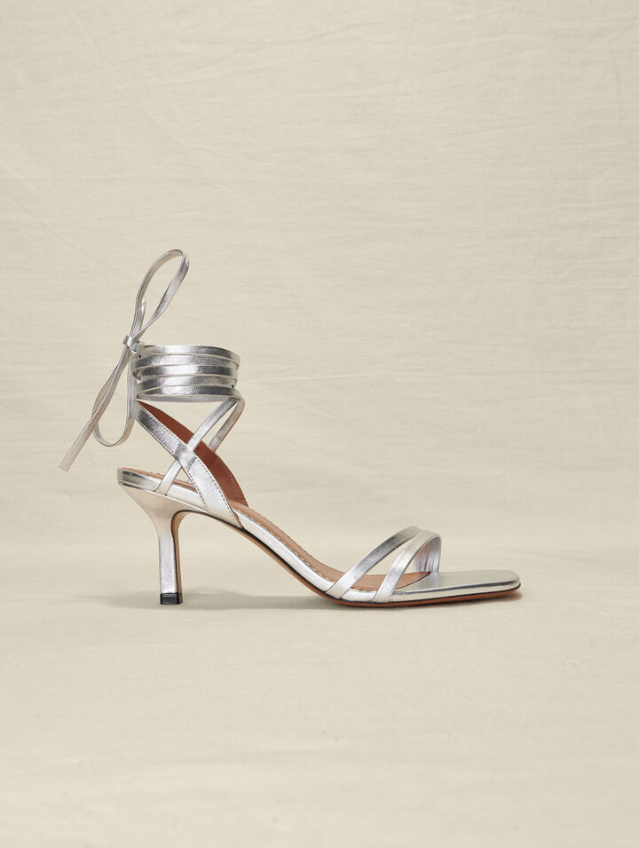 Sandalias con cordones de cuero plateado