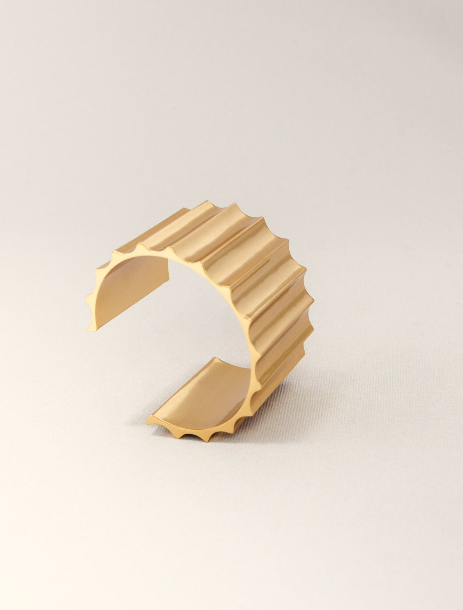 Brazalete ancho de metal cónico