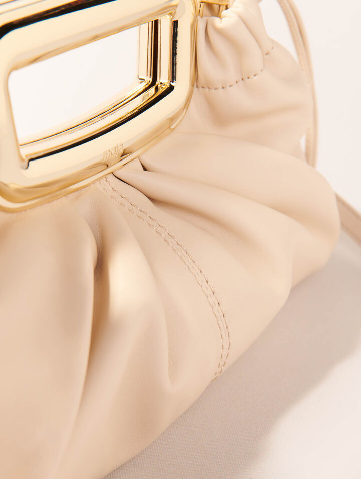 Clutch de piel con asa de metal