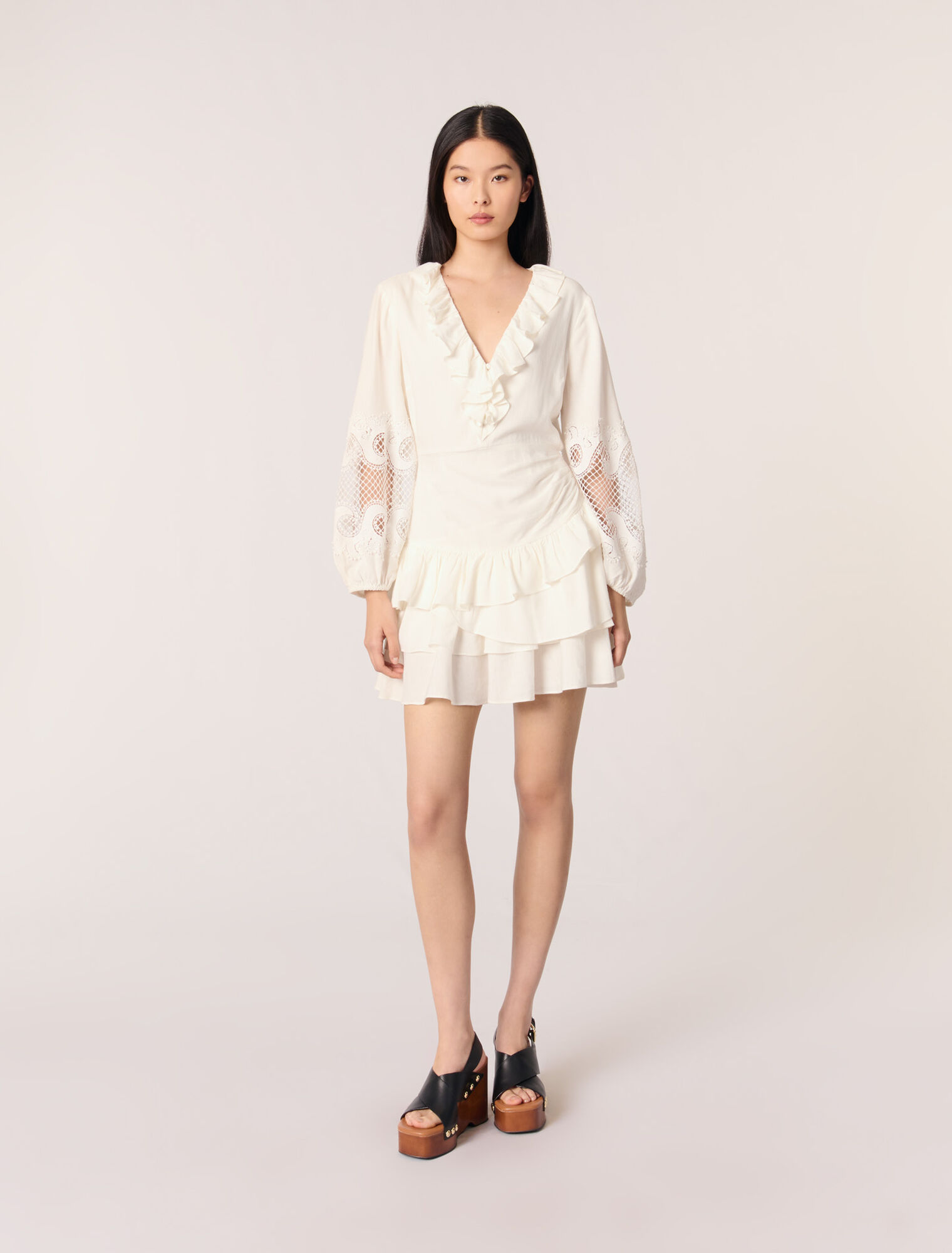 Vestido con volantes y mangas bordadas