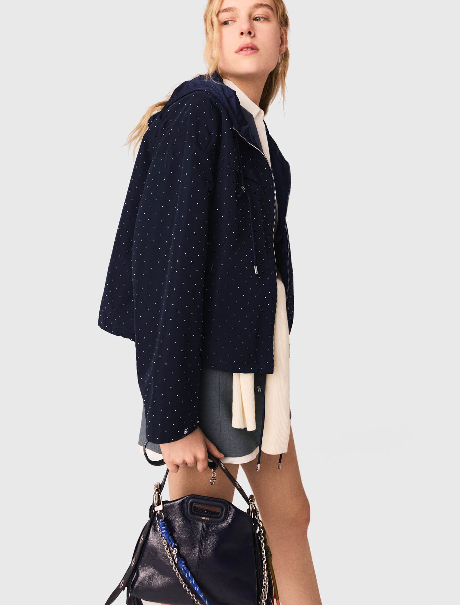 Cortavientos capucha y brillantes