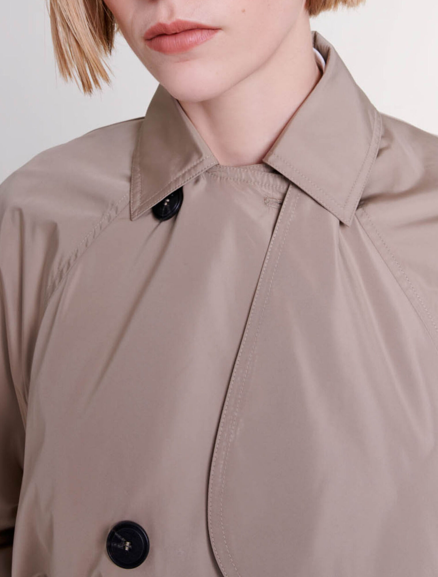Gabardina en contraste