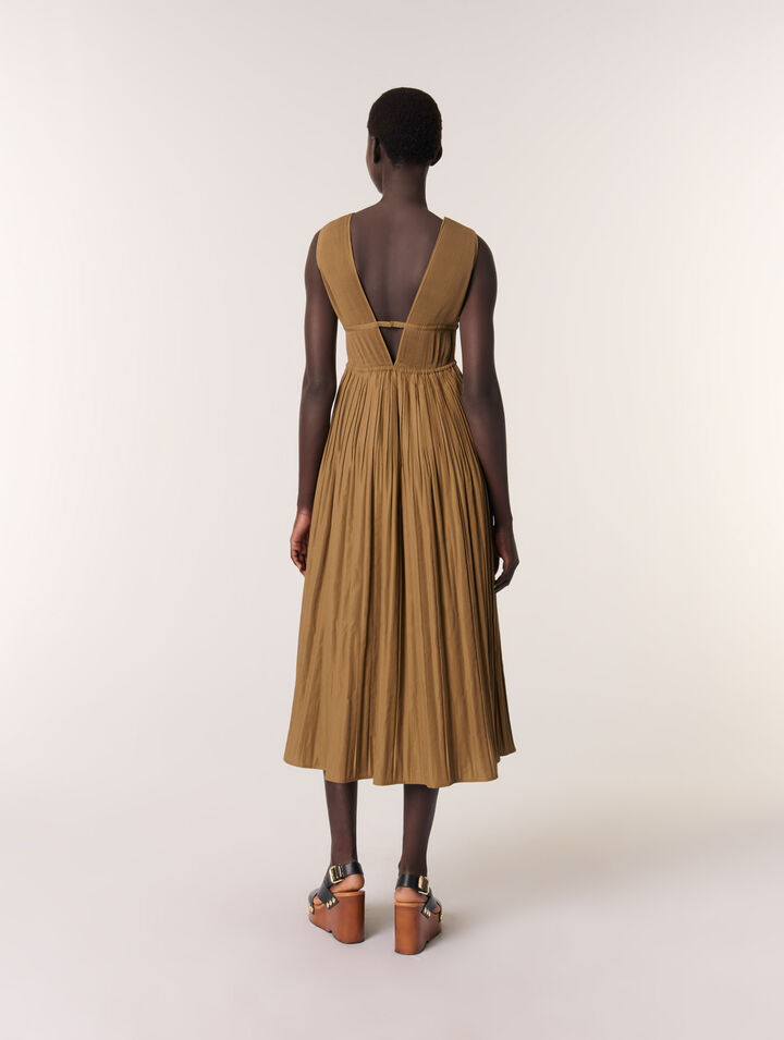 Vestido plisado con escote de joyas
