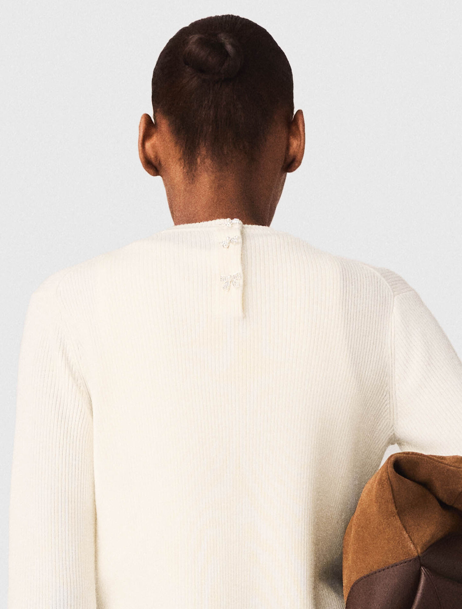 Jersey con botones joya detr&aacute;s