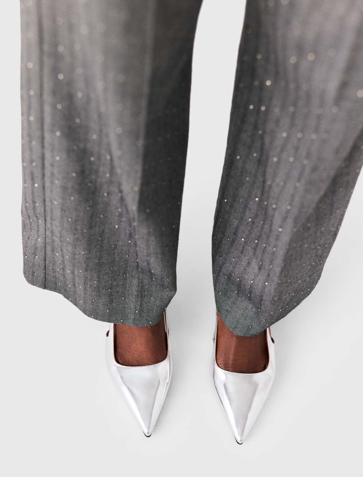 Tacones con tiras de piel plateada