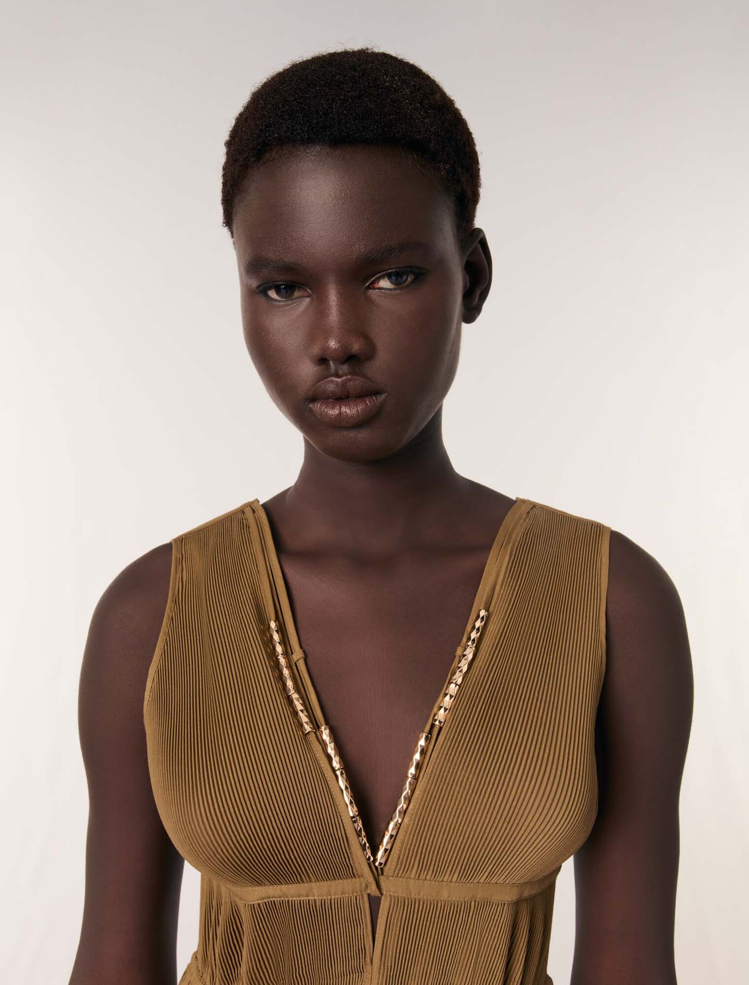 Vestido plisado con escote de joyas