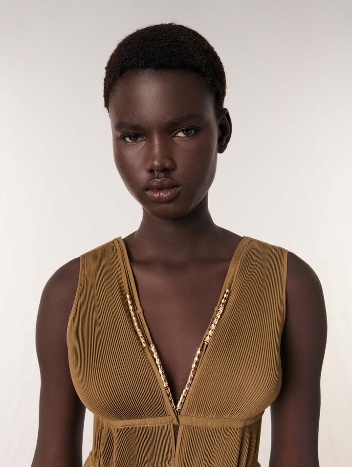 Vestido plisado con escote de joyas