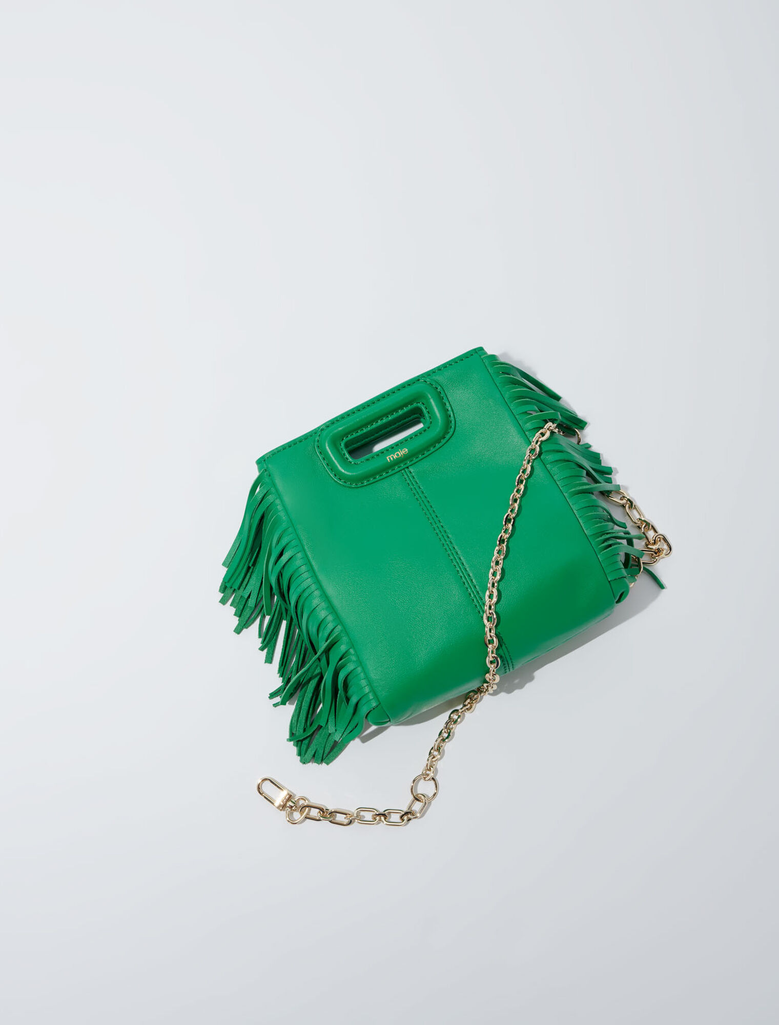 Bolso de piel con cadena