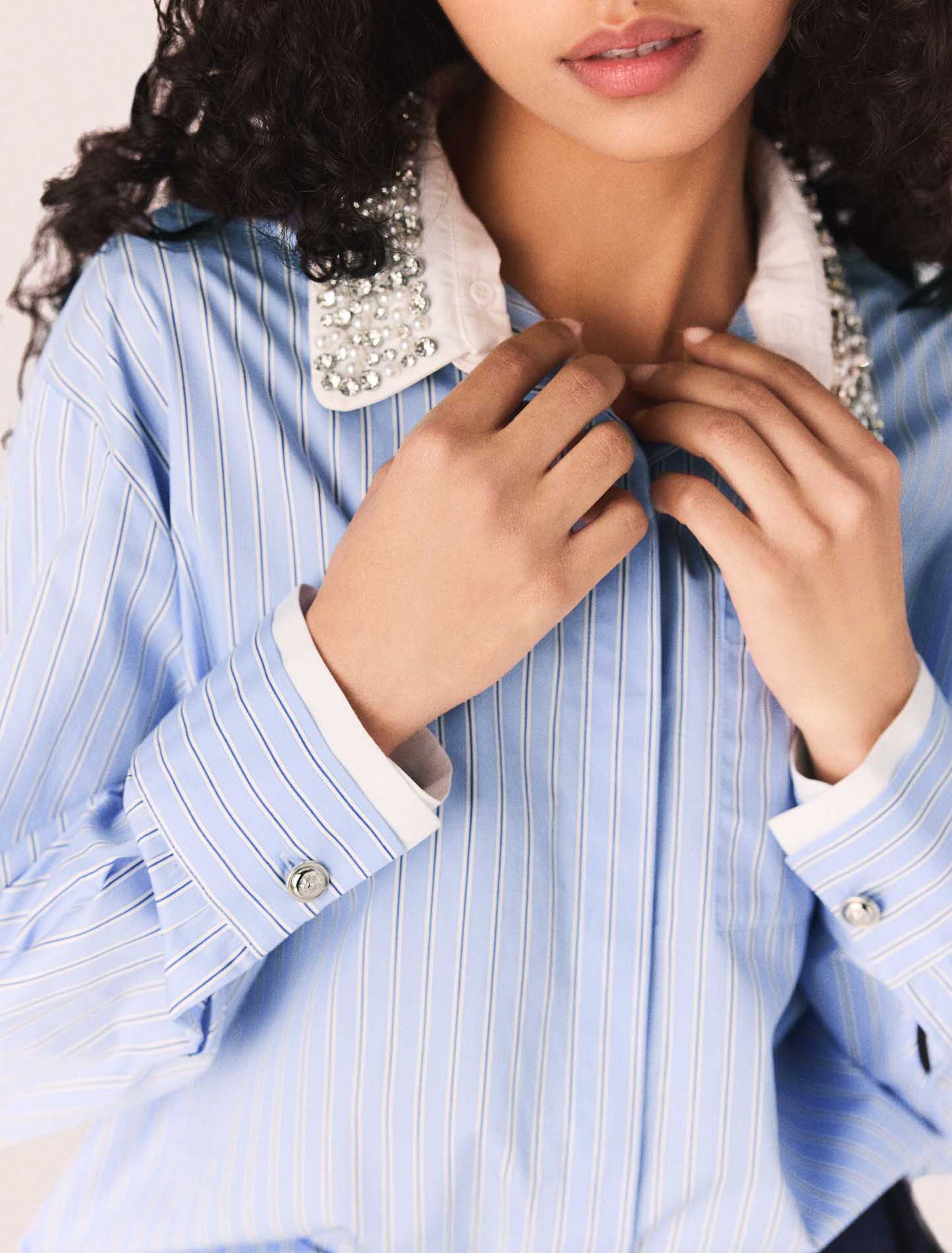 Camisa con cuello joya desmontable