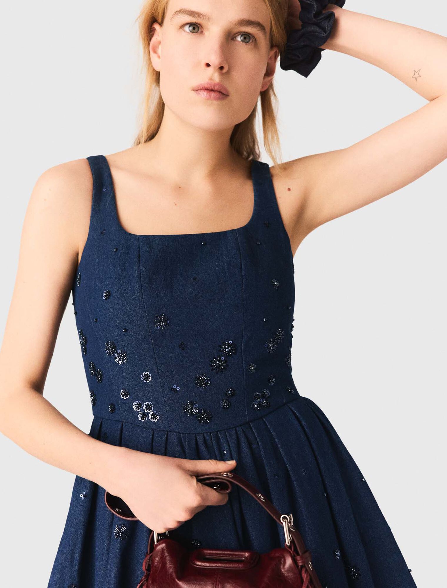 Vestido acampanado de denim bordado