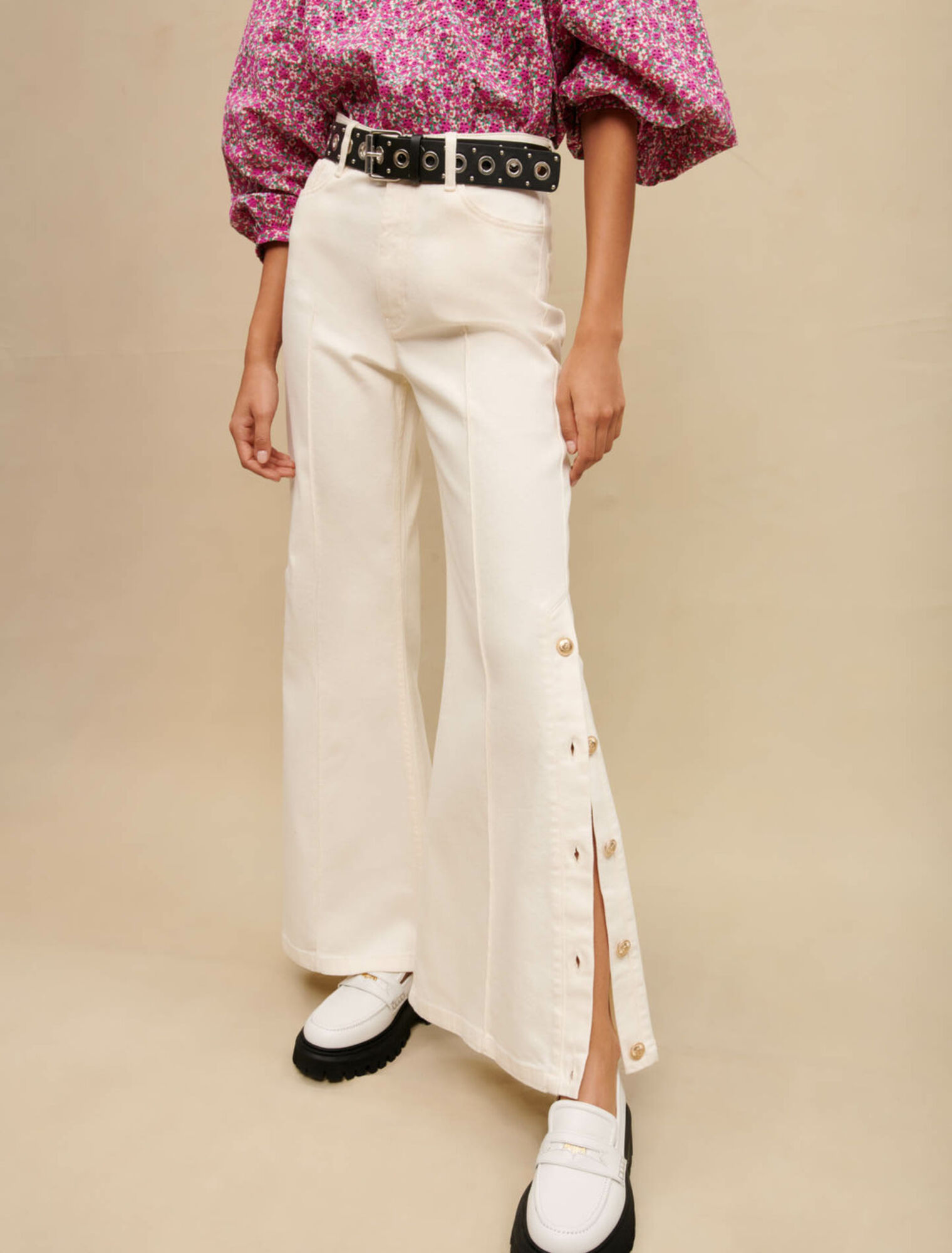 Pantalón ancho con botones laterales