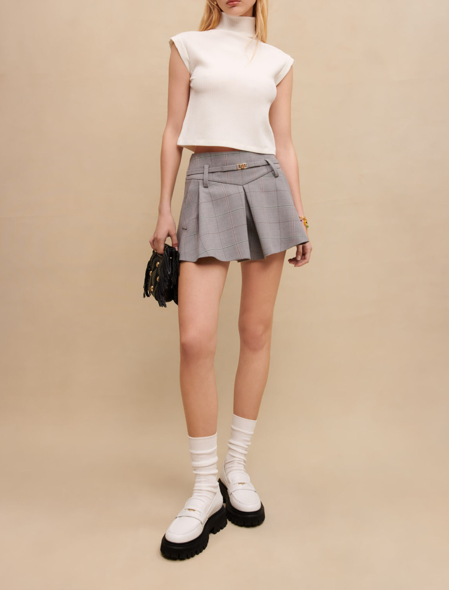 Camiseta blanca de cuello alto