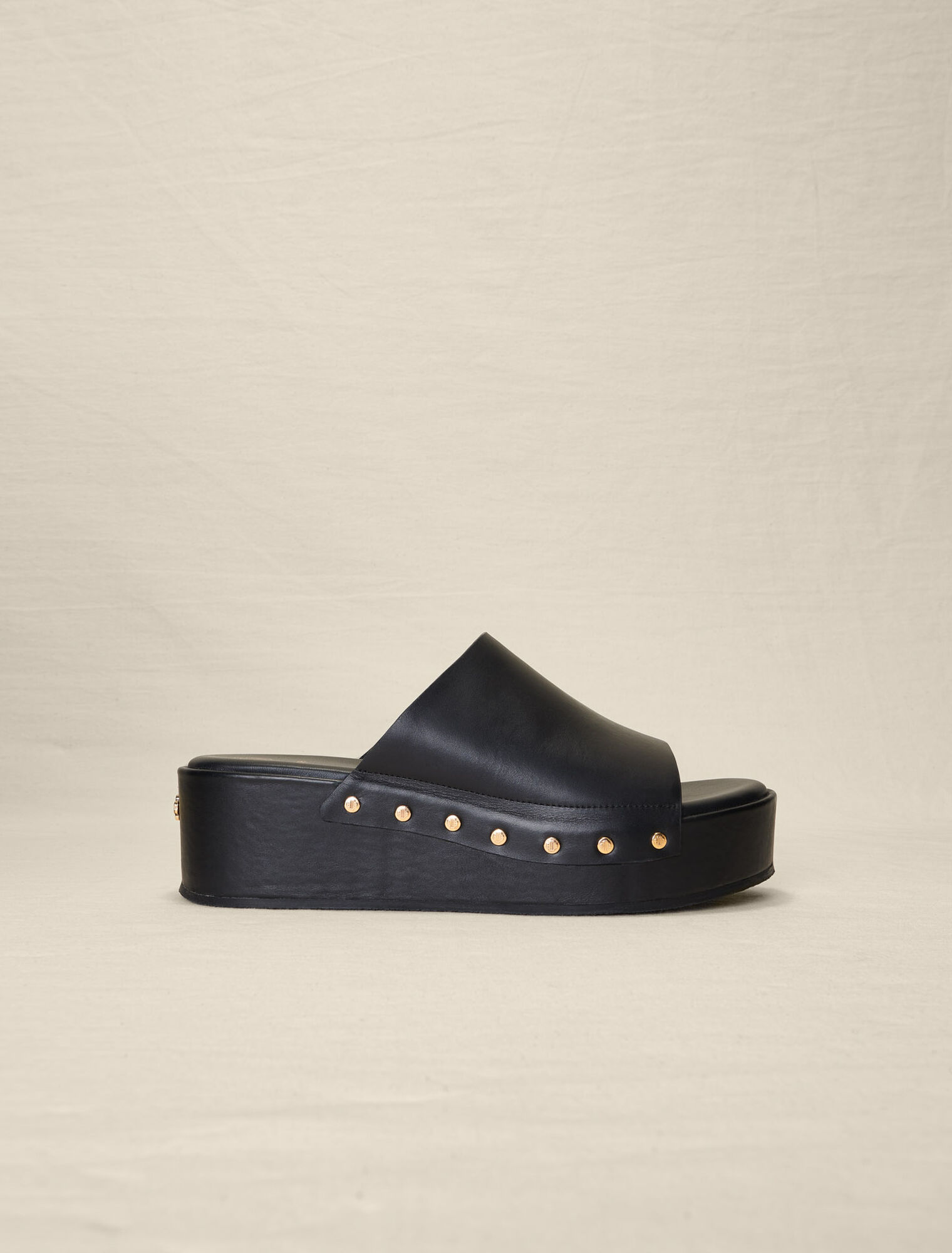 Sandalias de cuña con remaches