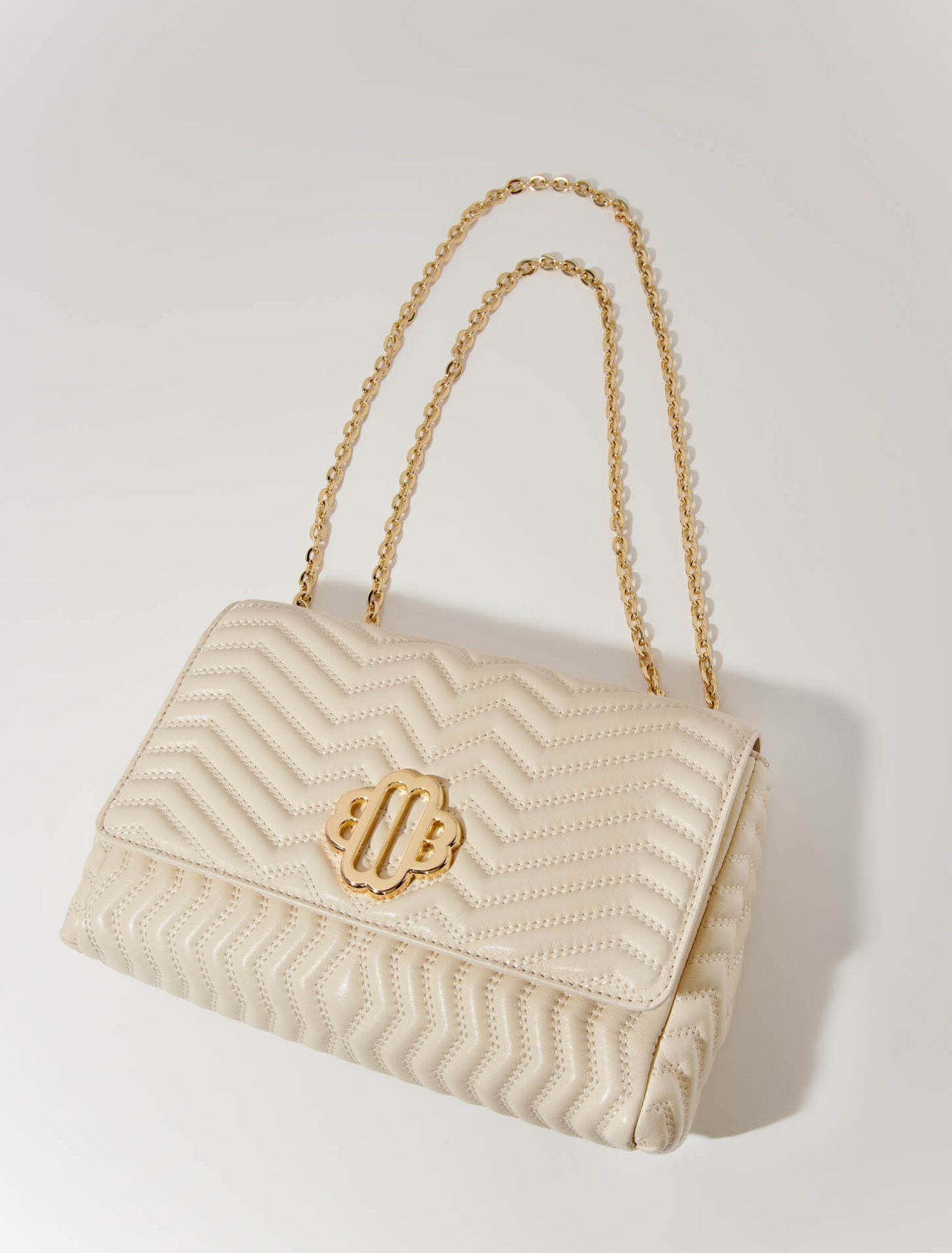 Bolso de piel con cadena