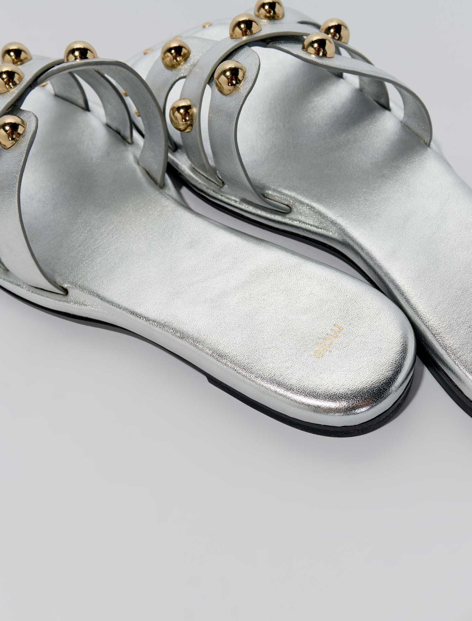 Mules de piel con tachuelas