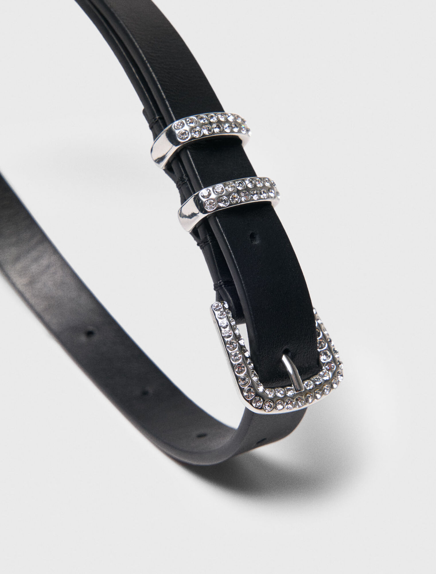 Cinturón fino con hebilla de strass