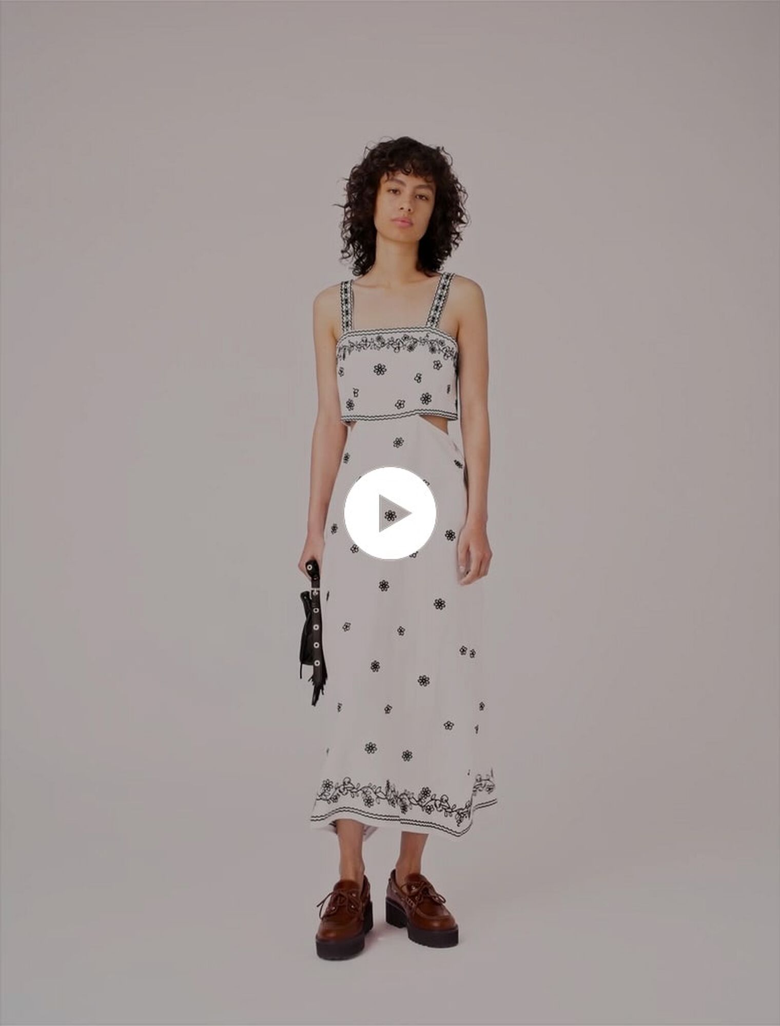 Vestido largo bordado con recortes