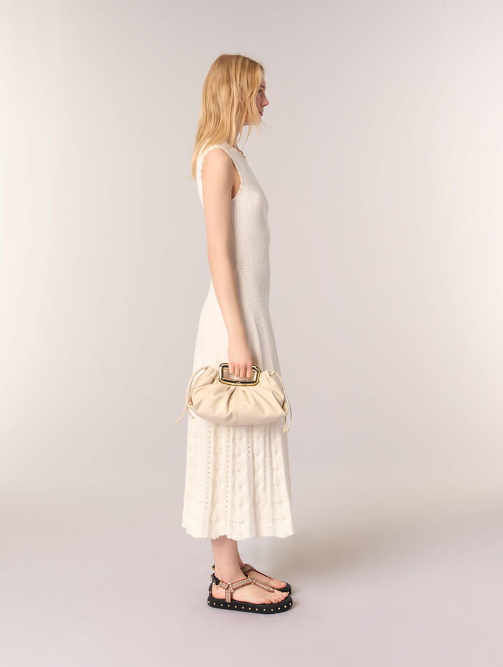 Clutch de piel con asa de metal