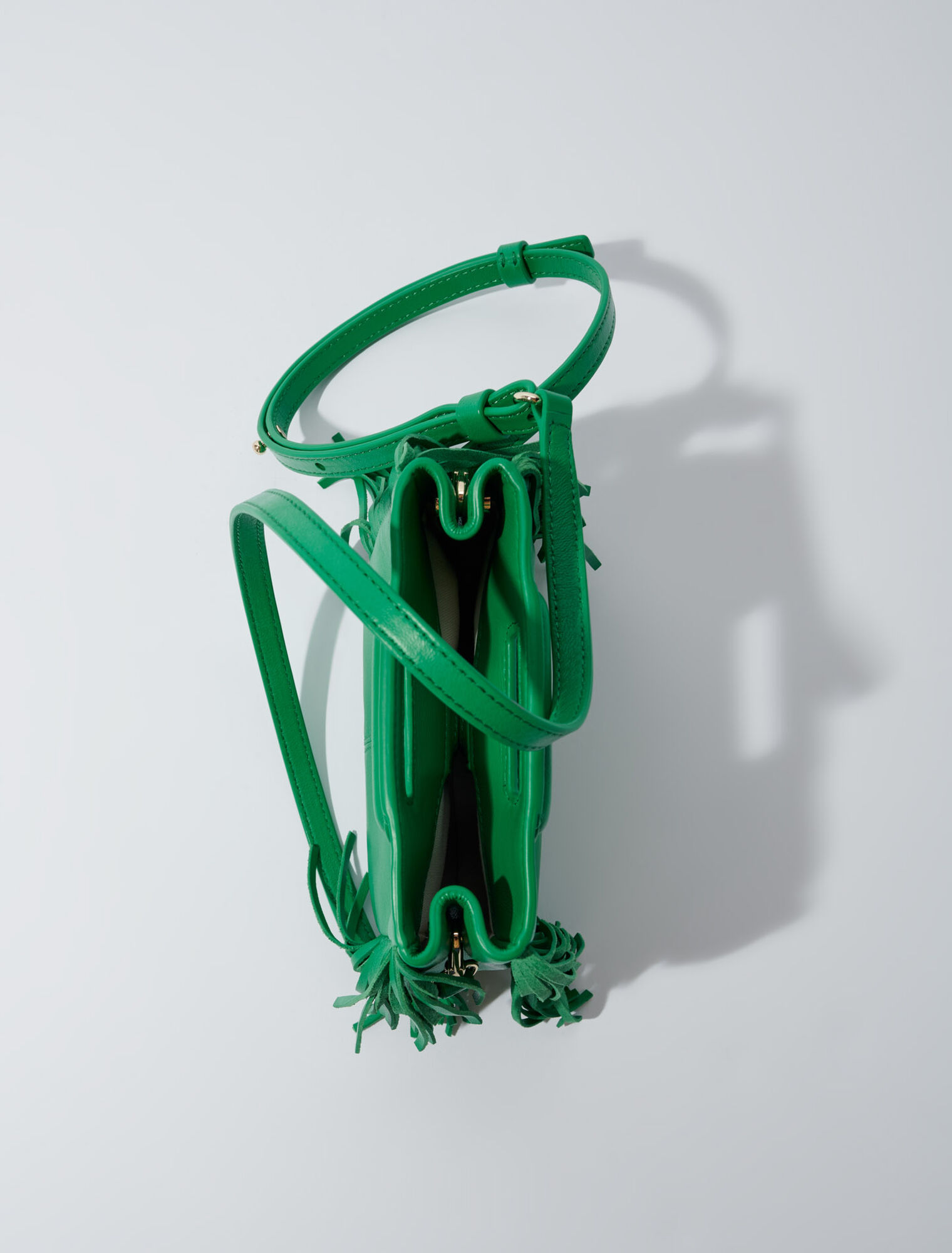Bolso de piel con cadena